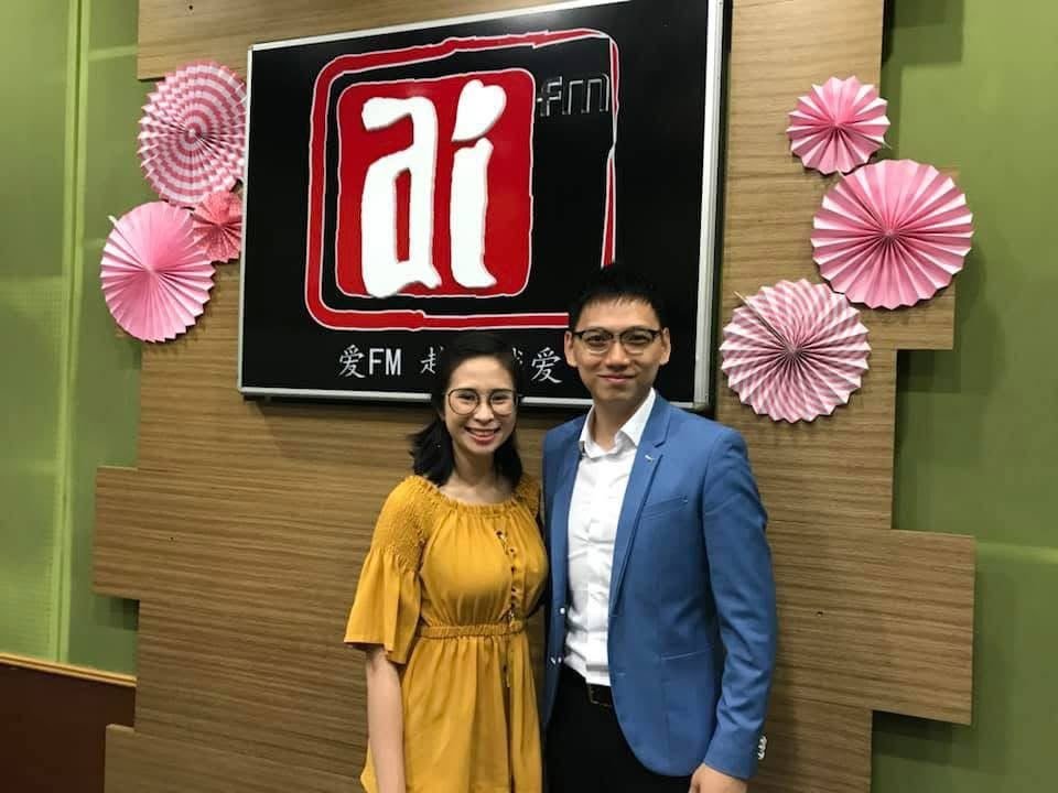 MK 与爱FM节目主持人在录音室合影